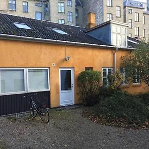 In Quiet Yellow Courtyard Guest house Copenhagen